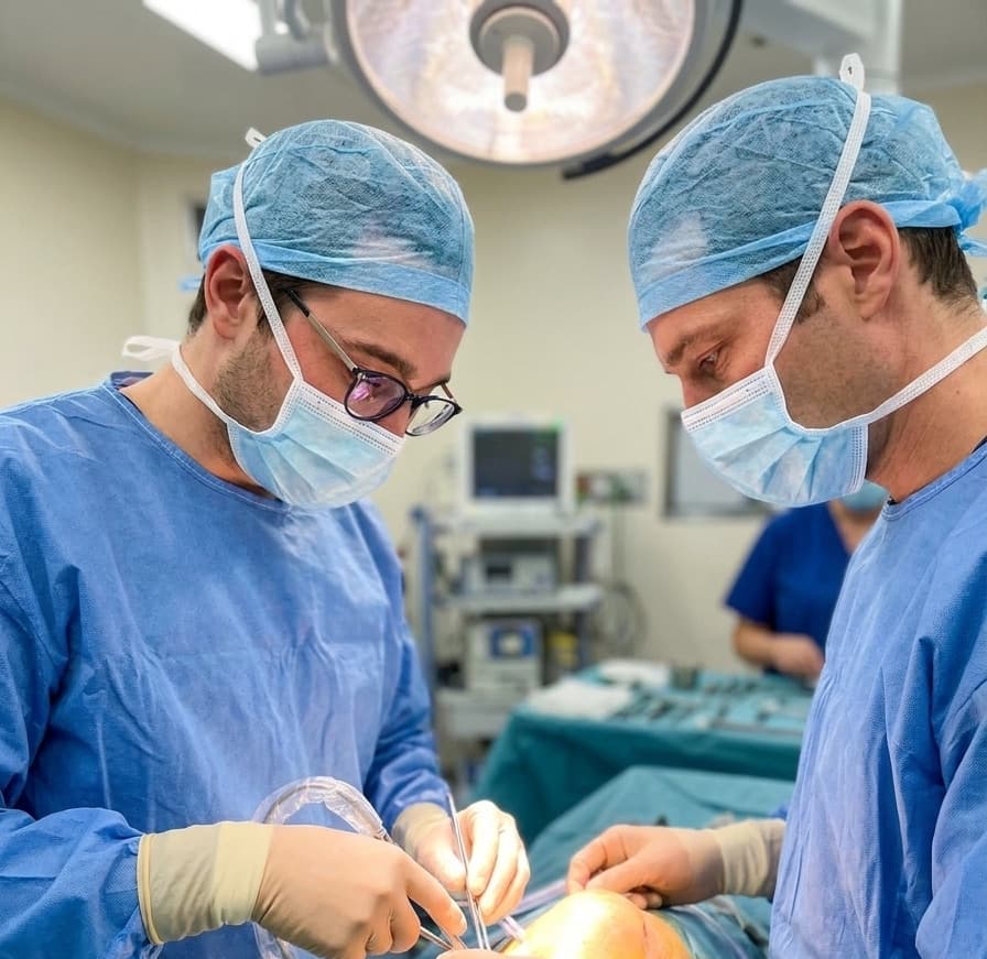 Chirurgiens de l'équipe Santy Arthrose réalisant une prothèse au bloc opératoire de l'Hôpital Privé Jean Mermoz de Lyon