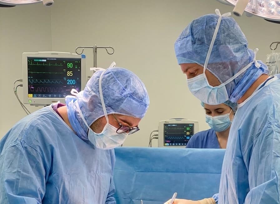 Chirurgie prothétique au bloc opératoire de l'Hôpital Privé Jean Mermoz à Lyon