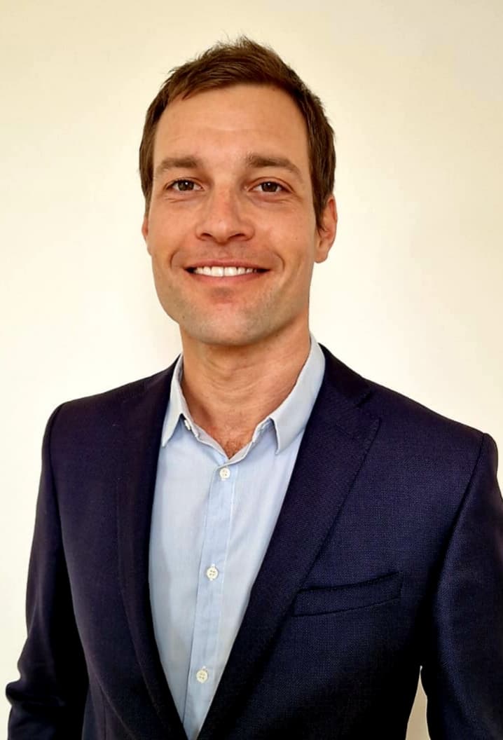 Portrait du Dr Axel Schmidt, chirurgien orthopédiste spécialiste de la prothèse de hanche et de genou à Lyon