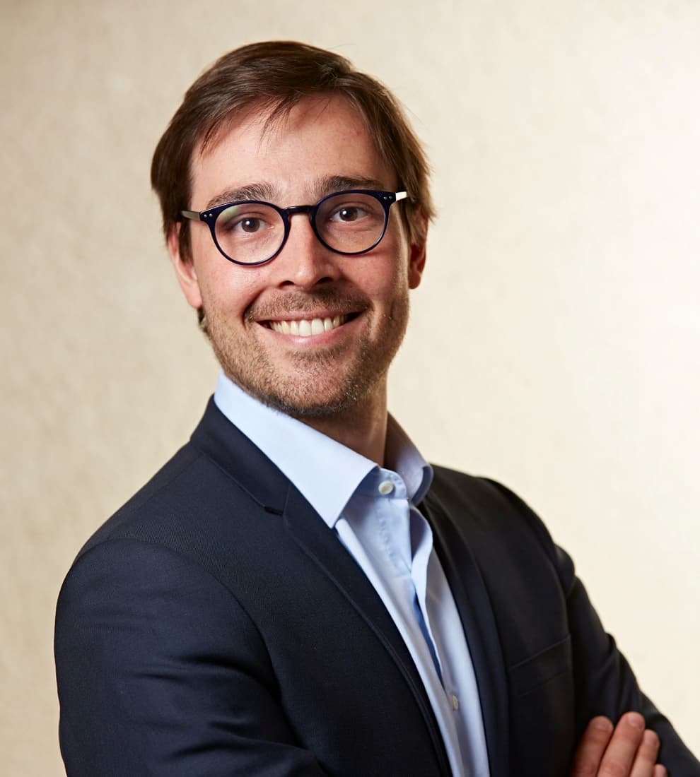 Portrait du Dr Elliot Sappey-Marinier, chirurgien orthopédiste spécialiste de la prothèse de hanche et de genou à Lyon