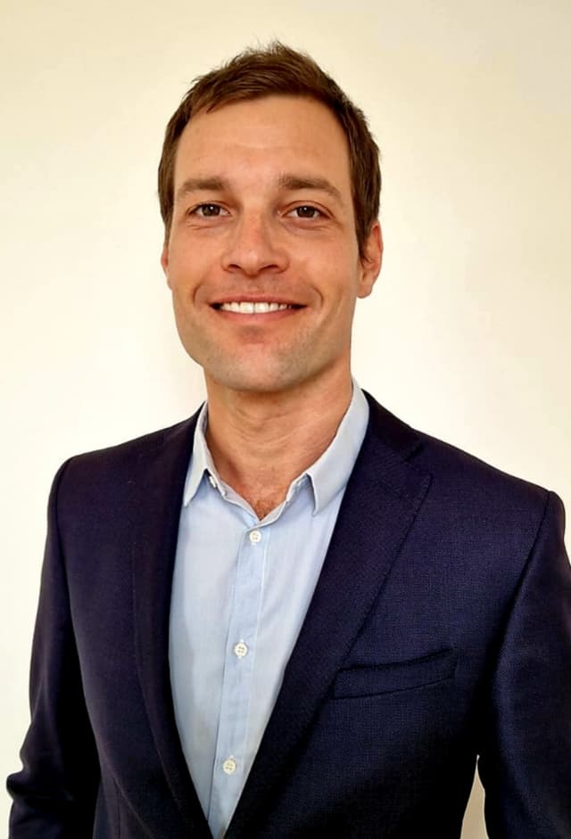 Portrait du Dr Axel Schmidt, chirurgien orthopédiste spécialiste de la prothèse de hanche et de genou à Lyon